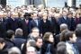 La France à Netanyahu: si vous venez, nous inviterons Abbas'cet homme tout sourire au milieu d'une foule morose. - © Europe-Israel
