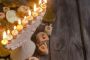 La prière des femmes face aux bougies de 'Hanouka - © Torah-Box