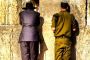 Le soldat en uniforme entre dans la Synagogue... - © Torah-Box