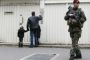 Menacés par une arme devant un collège juif, des soldats arment leur fusil d'assaut - © Europe-Israel