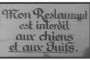 Un café à Liège (Belgique) :  « Chiens autorisés, Juifs interdits » - © Europe-Israel