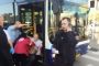 [Vidéo] ? L'auteur de l'attentat à l'arme blanche dans un bus de Tel-Aviv,  neutralisé par la police et blessé à la jambe hurle de rage. - © Europe-Israel