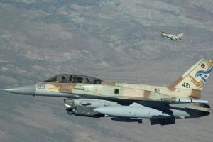 Des avions ont frapp des complexes militaires du Hezbollah, des roquettes ont t tires sur le nord d'Isral
