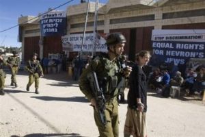 Les soldats israéliens évacuent les colons de la maison disputée à Hébron
