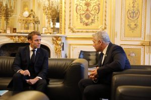 Macron dit à Lapid de reprendre les pourparlers avec l'AP