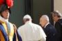 Accolade historique entre Abbas et Peres au Vatican - © La Libre