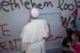 Arrêt imprévu du pape devant la barrière de séparation en Cisjordanie - © Radio-Canada | Nouvelles