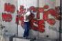 Des Palestiniens ouvrent une brèche dans le mur de séparation - © Le Monde