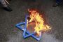 Haine d’Israël au Maroc : des manifestants brûlent le drapeau israélien devant le Parlement en scandant « Mort à Israël ! » - © Le Monde Juif