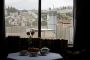 L'artiste Banksy inaugure un hôtel avec vue sur le mur de Cisjordanie - © Radio-Canada | Arts et spectacles