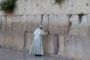 Le pape François se recueille au Mur des lamentations - © La Libre