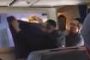 Les écrans d'un avion masqués par des juifs orthodoxes - © La Libre