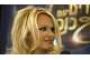 Pamela Anderson s'en prend à la fourrure des juifs orthodoxes - © LCI.fr - Monde