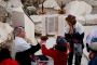 Une femme couverte dun Talith et portant un Sefer Torah arrêtée au Kotel - © Juif.org