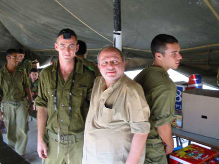 Daniel Pinto en compagnie d'un soldat de Tashal