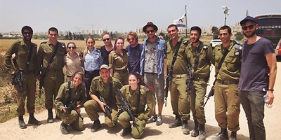 Le groupe ultra populaire One républic pose aux cotés de soldats en Israel
