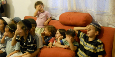 Nos enfants voient et entendent tout, pour le bien ou...