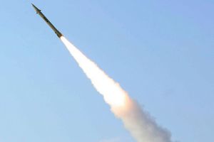 Les �tats-Unis m�nent des frappes contre les syst�mes de missiles iraniens dans le d�troit d'Ormuz, rapporte Axios