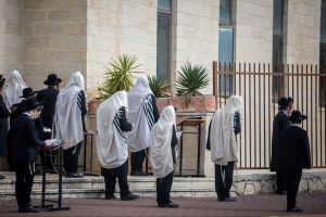 Un ancien responsable du Shin Bet exhorte les Isra�liens � se rendre � la synagogue arm�s pour les pri�res de Yom Kippour